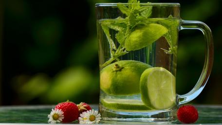 Refreshing Lemonade Bliss wallpaper