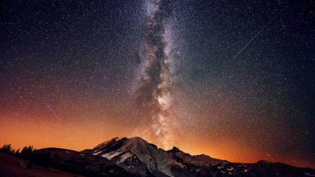 Starry Embrace of Mount Rainier wallpaper