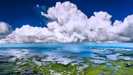 Everglades Expanse Under Majestic Clouds wallpaper