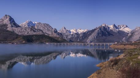 Serene Reflections at Embalse de Riaño wallpaper