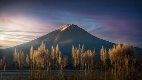 Majestic Mount Fuji at Twilight wallpaper