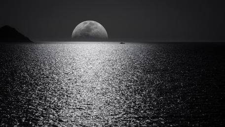 Moonlit Majesty Over Tranquil Seas wallpaper