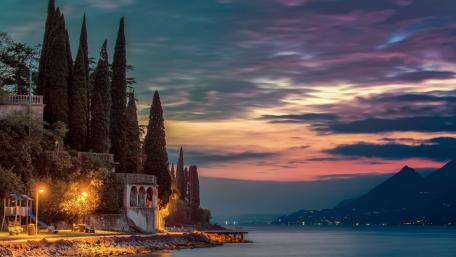 Serenity at Lake Garda Evening wallpaper