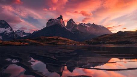 Fiery Sunset at Cordillera Paine wallpaper