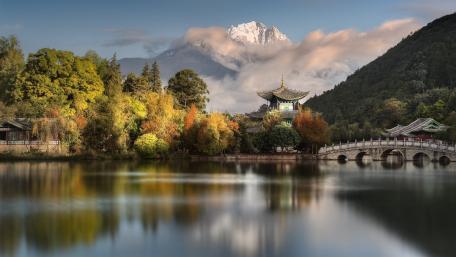 Majestic Reflection at Black Dragon Pool wallpaper