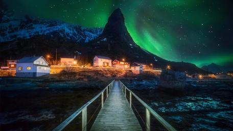 Aurora Borealis Over Reine wallpaper