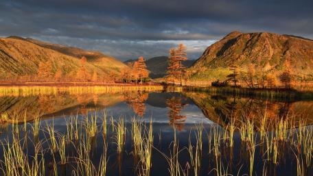 Autumn Serenity by the Lake wallpaper