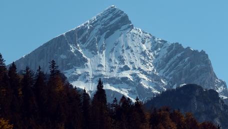 Alpspitze's Snow-Capped Majesty wallpaper