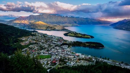 Majestic Queenstown and Lake Wakatipu wallpaper