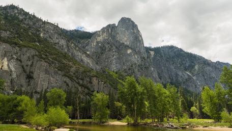 Majestic Cliffs of Yosemite Valley wallpaper
