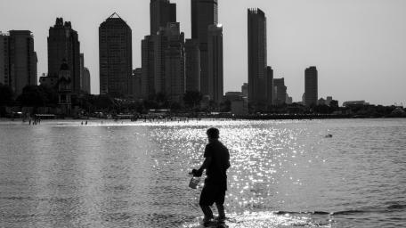 Urban Serenity by the Shoreline wallpaper