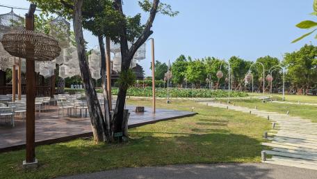 Tranquil Park Oasis in the City wallpaper
