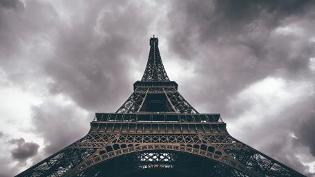 Majestic Eiffel Tower in Monochrome wallpaper