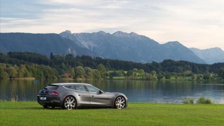 Sleek Fisker Surf by the Lakeside wallpaper