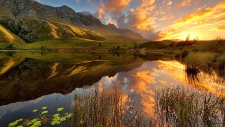 Tranquil Sunset in Drakensberg Mountains wallpaper
