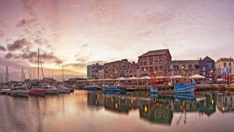 Serene Sunrise by the Bay wallpaper