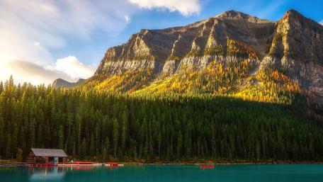 Golden Peaks of Lake Louise wallpaper