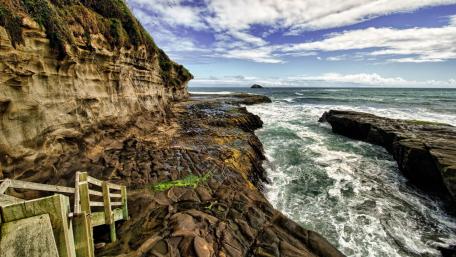 Majestic Cliffside Encounter with the Sea wallpaper
