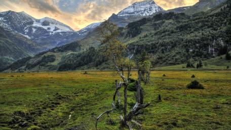 Valley Sunrise in the Mountains wallpaper