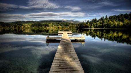 Serene Lakeside Pier wallpaper