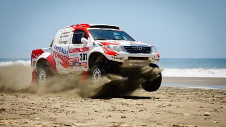 Toyota Hilux Conquers Dakar Desert wallpaper