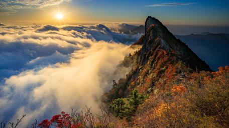 Stunning Sunrise Over Mount Ishizuchi wallpaper