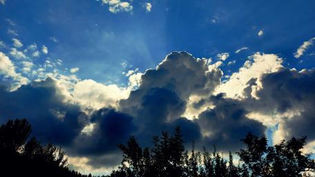 Majestic Cloud Formation at Dusk wallpaper