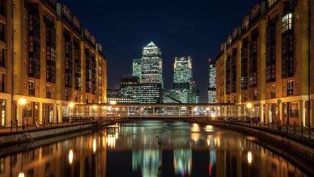 Canary Wharf at Night: London Lights Reflect wallpaper