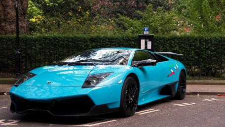 Vibrant Lamborghini in Urban Setting wallpaper