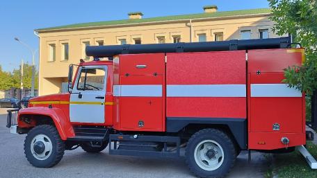 Vintage Fire Truck in Urban Setting wallpaper