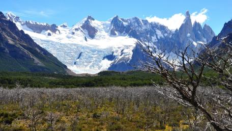 Majestic Snow-Capped Peaks Beneath Clear Skies wallpaper