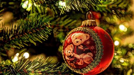 Holiday Warmth on a Christmas Tree wallpaper