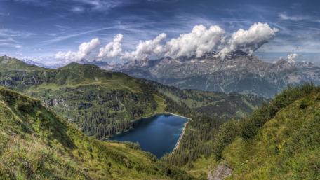 Mountain Serenity in a Lush Valley Landscape wallpaper