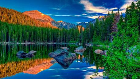 Serene Mountain Reflection on Tranquil Lake wallpaper