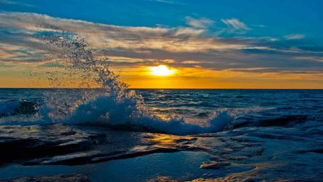 Ocean's Serene Sunset Bliss wallpaper