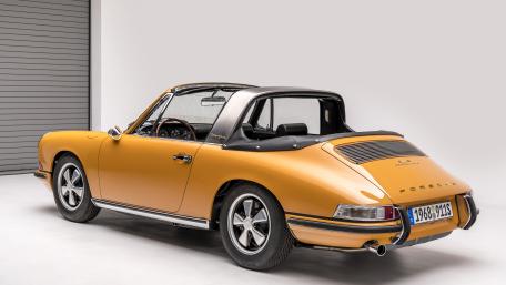 Vintage Porsche 911 Elegance in 4K wallpaper