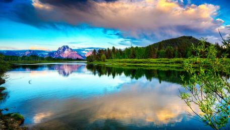 Serene Mountain Lake at Sunrise wallpaper