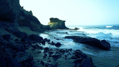 Serene Coastal Escape: Nature's Tranquility wallpaper