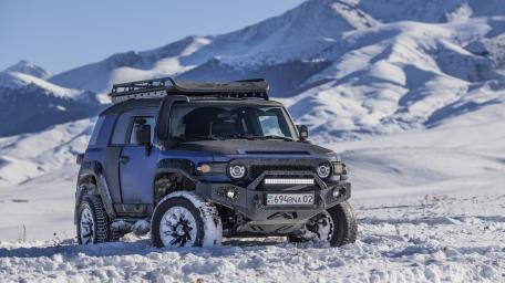 Rugged Toyota FJ Cruiser in Snowy Wilderness wallpaper