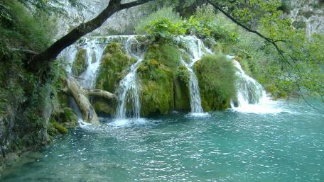 Tranquil Waters: Plitvice Lakes Natural Beauty wallpaper