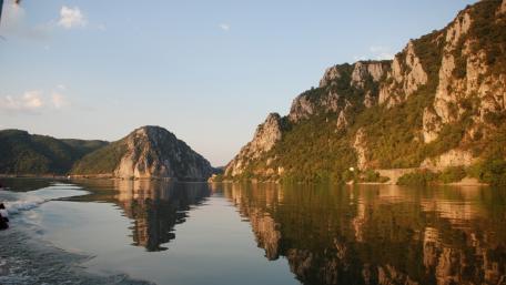 Serene Cliffside Lake Reflection wallpaper