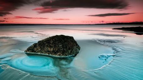 Evening Serenity on a Tranquil Beach Shore wallpaper