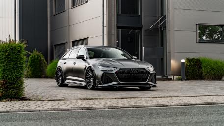 Audi RS6 in Sleek Urban Setting wallpaper