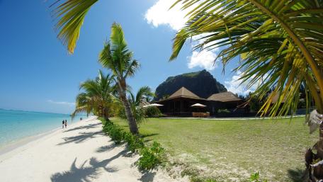 Tropical Paradise Getaway on the Pristine Shoreline wallpaper