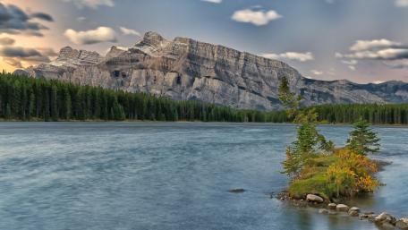 Mount Inglismaldie and Lake Minnewanka Serenity wallpaper