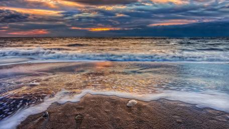 Serene Tides at Sunset's Edge wallpaper