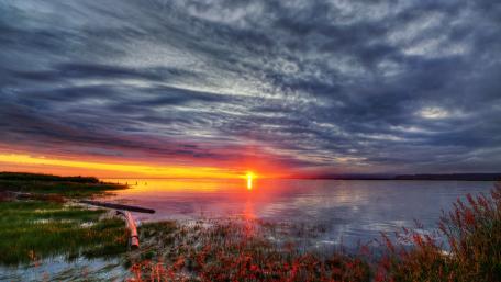 Sunset Serenity Over Tranquil Waters wallpaper