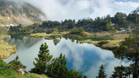 Tranquil Reflections at Lac de Bastan du Milieu wallpaper