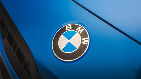 BMW Logo on Stunning Blue Background in 4K Quality wallpaper