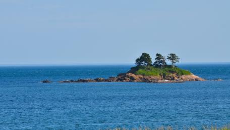 Isolated Tranquility of a Seaside Islet wallpaper